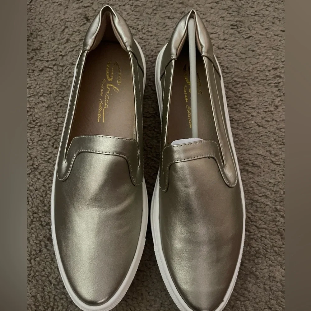 Sbicca Rafa light gold slip on sneakers
